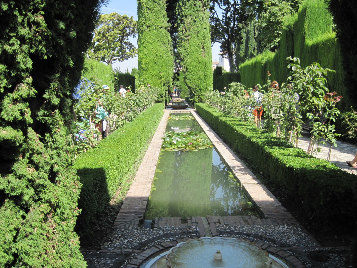 74- Alhambra- Bellissimo scorcio panoramico del giardino